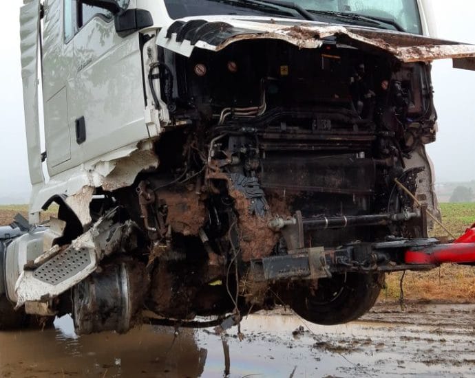 A44: LKW kommt nach Reifenplatzer auf Feld zum stehen