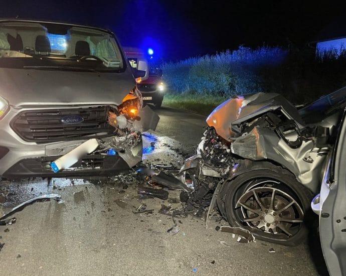 In Gegenverkehr geraten – Drei Fahrzeuge Schrott