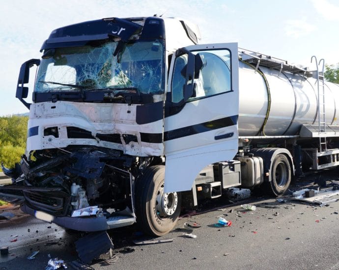 A44: LKW-Fahrer nach Auffahrunfall verletzt