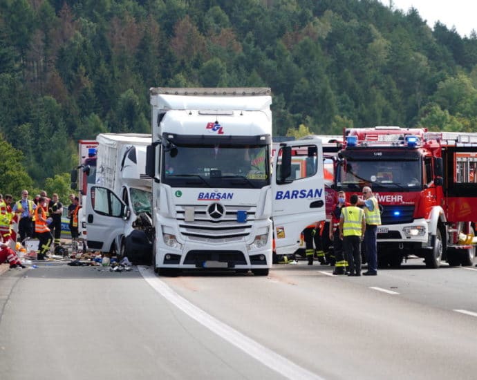 Stauende – Kleintransporter kracht in Sattelzug auf A44