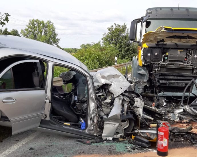 87-Jähriger kracht frontal in LKW