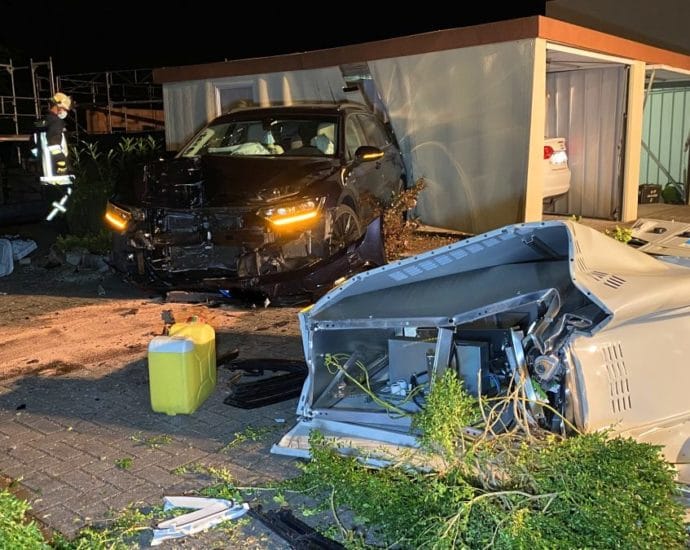 Mit Passat in Garage gekracht und geflüchtet