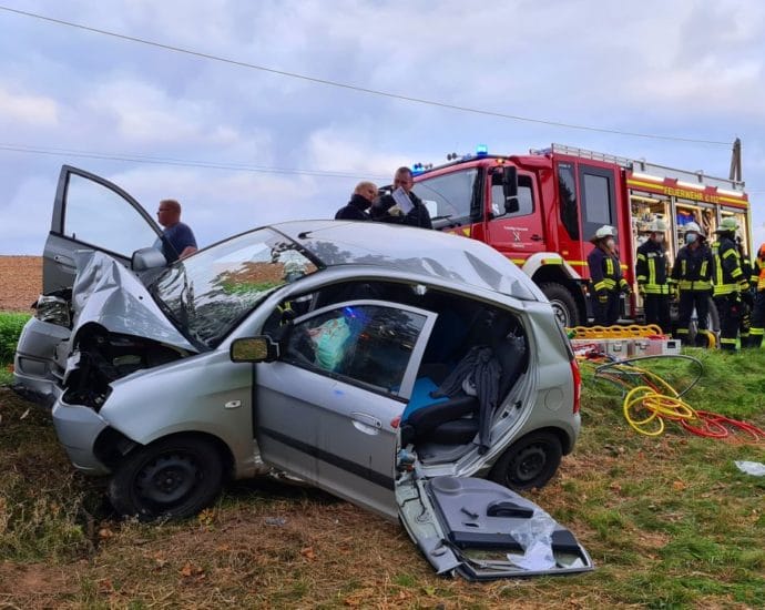 PKW frontal gegen Baum – Fahrerin eingeklemmt
