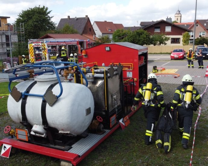 Herbstabschlussübung: Feuerwehr Volkmarsen, Breuna, Warburg und DRK Vellmar üben zusammen