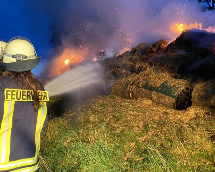 500 Brennende Strohballen legten Verkehr  auf der A4 lahm