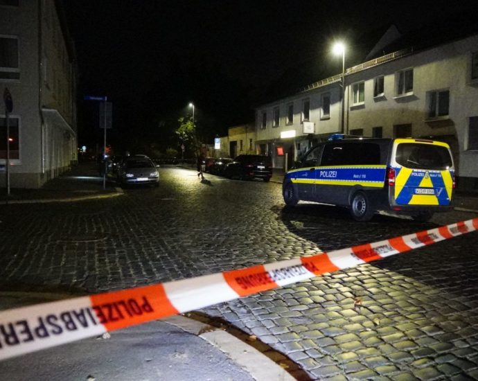 KS: Polizei findet Mann mit Schnittverletzungen in der Bremer Straße – Täter flüchtig (Video) KS: Polizei findet Mann mit Schnittverletzungen in der Bremer Straße – Täter flüchtig (Video)