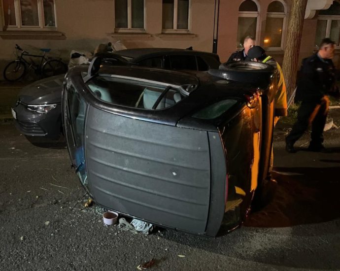 KS: Smart kippt nach Unfall um – Fahrerin mit 2,3 Promille unterwegs KS: Smart kippt nach Unfall um – Fahrerin mit 2,3 Promille unterwegs