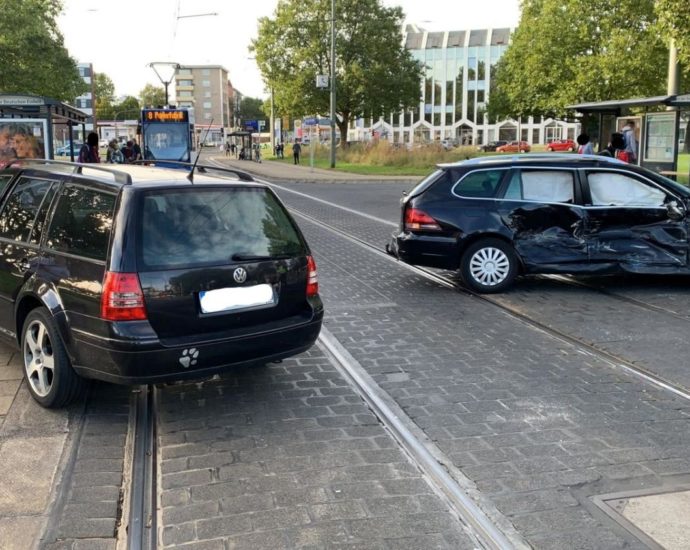 KS: Straßenbahn kollidiert mit PKW am Platz der Deutschen Einheit