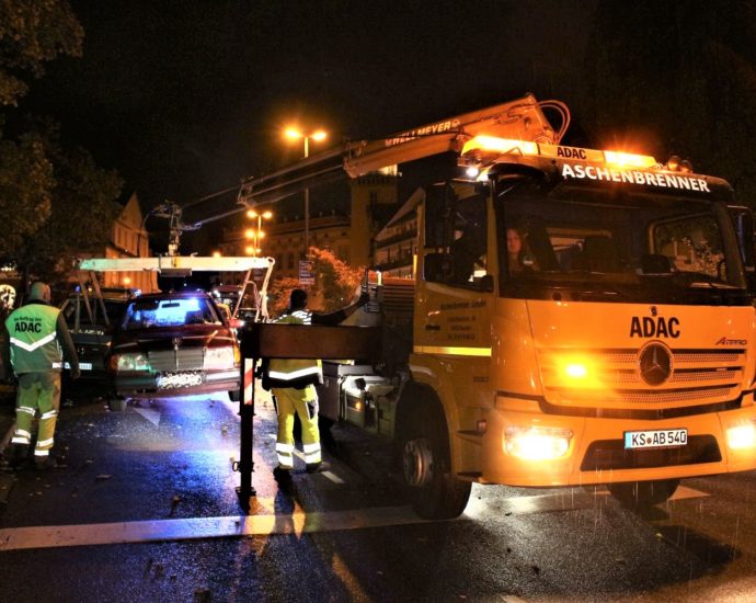 Zwei Polizisten nach Verfolgungsjagd in Kassel leicht verletzt Zwei Polizisten nach Verfolgungsjagd in Kassel leicht verletzt