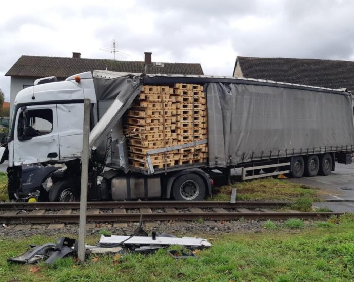 Osthessen: Zug kollidiert mit LKW – Fahrer eingeklemmt