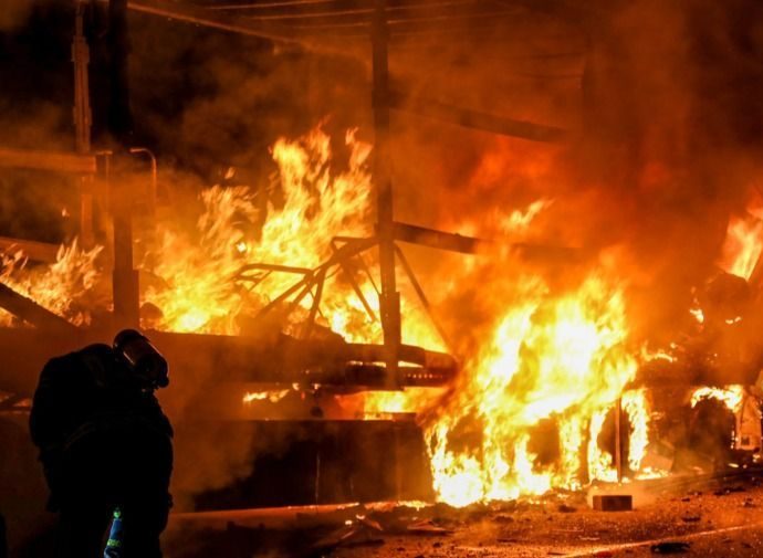 Stauende: Schwerer LKW-Unfall mit Brandfolge auf A7 – Fahrer kommt ums Leben (Video)