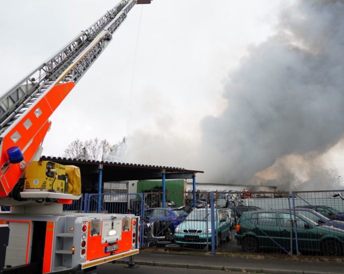Großbrand in Kassel – Autoverwertung in Vollbrand (Video) Großbrand in Kassel – Autoverwertung in Vollbrand (Video)