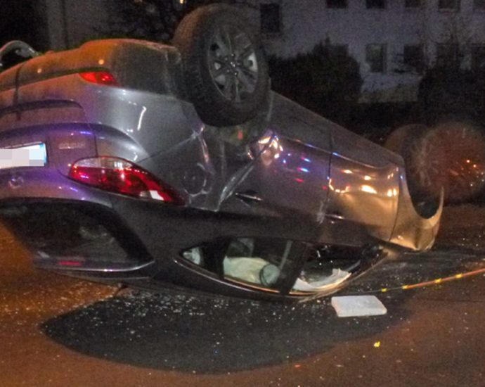 KS: Auto überschlägt sich auf Lilienthalstraße KS: Auto überschlägt sich auf Lilienthalstraße
