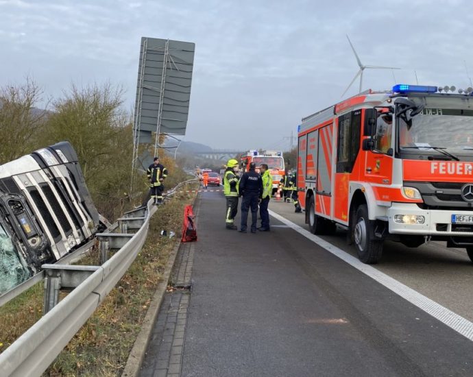 LKW kommt von der Autobahn ab und kippt um