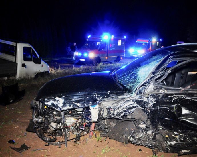 Frontalkollision fordert drei Verletzte Frontalkollision fordert drei Verletzte