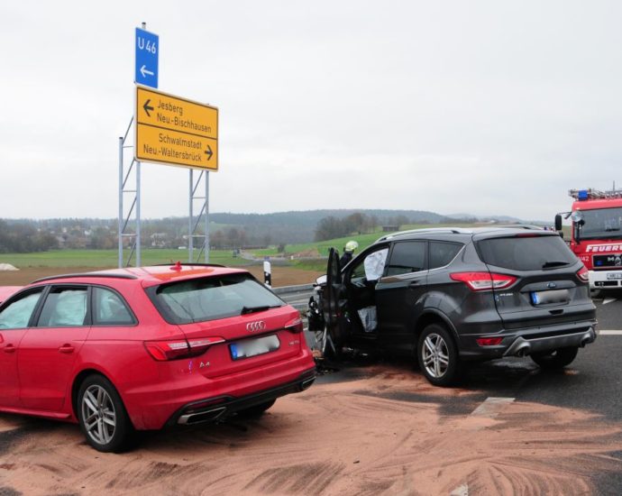 Fahrzeug übersehen – Zwei Verletzte nach Kollision Fahrzeug übersehen – Zwei Verletzte nach Kollision