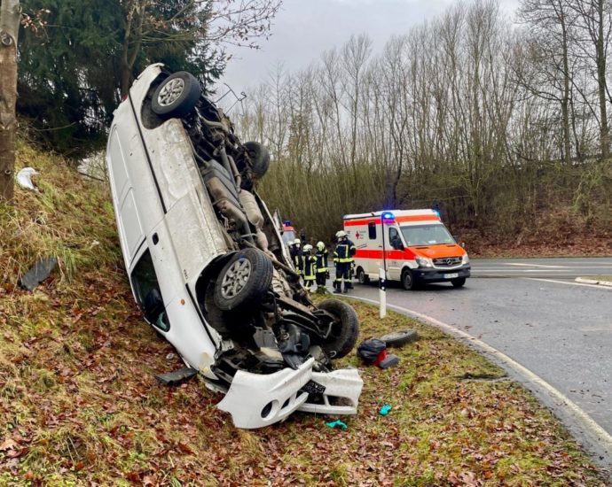 Mit Kleintransporter überschlagen – Rettungshubschrauber im Einsatz Mit Kleintransporter überschlagen – Rettungshubschrauber im Einsatz