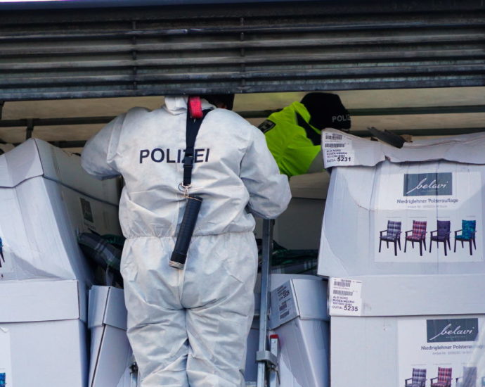 A44: Klopfgeräusche aus LKW-Anhänger – Bundespolizei stoppt vier Afghanen bei der Einreise A44: Klopfgeräusche aus LKW-Anhänger – Bundespolizei stoppt vier Afghanen bei der Einreise