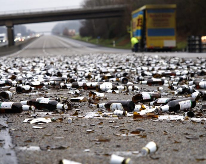 LKW verliert rund 200 Bierkisten auf A7 bei Kassel LKW verliert rund 200 Bierkisten auf A7 bei Kassel