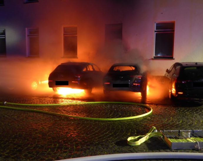 KS: Mehrere PKW brannten an Gebäude KS: Mehrere PKW brannten an Gebäude