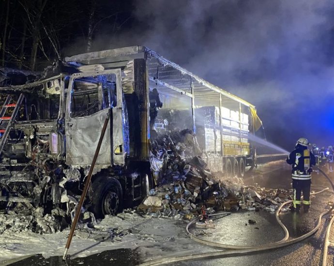 Brennener LKW auf A7 bei Niederaula