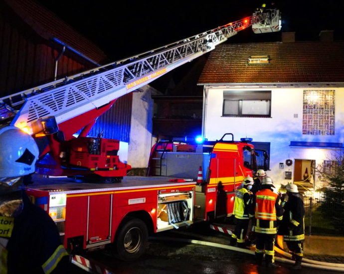 Schornsteinbrand in Oberrieden – Feuerwehr verhindert Dachstuhlbrand Schornsteinbrand in Oberrieden – Feuerwehr verhindert Dachstuhlbrand