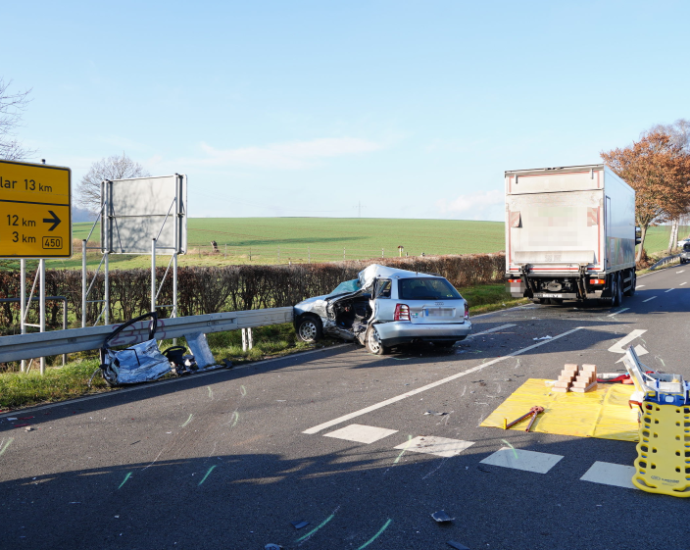 Tiefstehende Sonne? 81-jährige Frau mit Hund kommt auf B450 ums Leben Tiefstehende Sonne? 81-jährige Frau mit Hund kommt auf B450 ums Leben