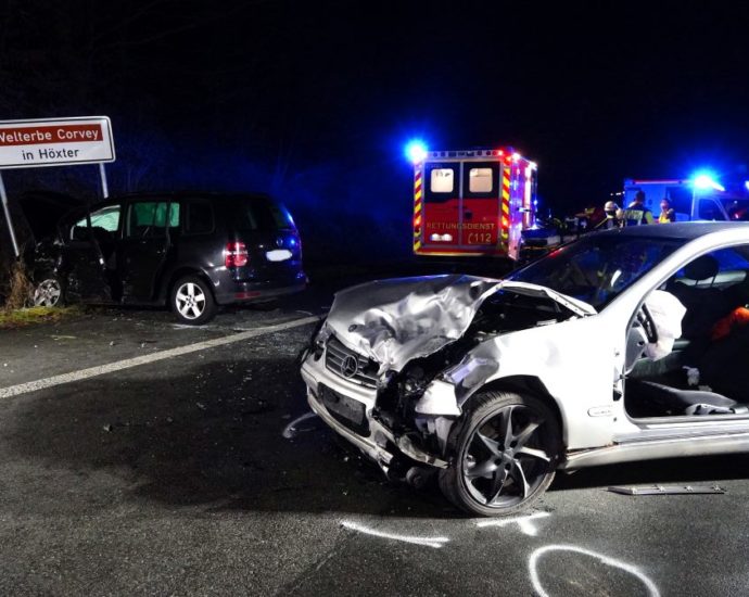 Sieben Verletzte nach Unfall auf B252 – Säugling mit Rettungshubschrauber ins Krankenhaus Sieben Verletzte nach Unfall auf B252 – Säugling mit Rettungshubschrauber ins Krankenhaus
