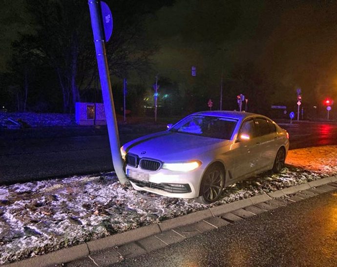KS: 2,3 Promille – Autofahrer Kracht gegen Laternenmast KS: 2,3 Promille – Autofahrer Kracht gegen Laternenmast
