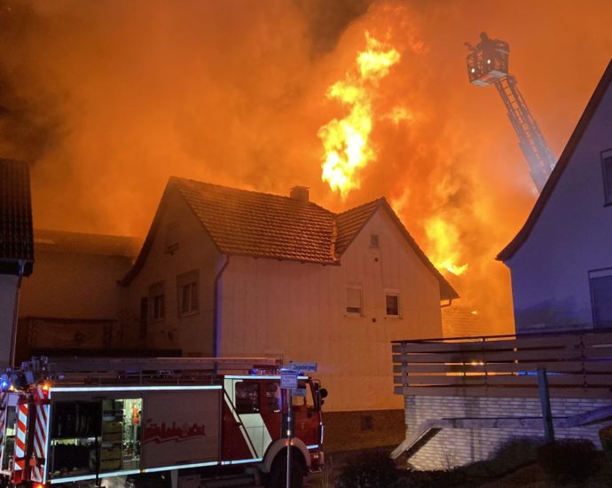 Silvesternacht: Scheune und Wohnhaus wurden ein Raub der Flammen Silvesternacht: Scheune und Wohnhaus wurden ein Raub der Flammen