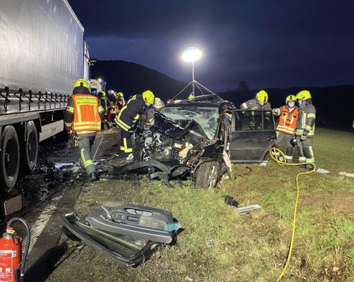 B62: PKW frontal in LKW bei Niederaula