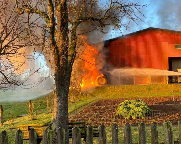 Traktor brannte an Scheune – Feuerwehr konnte Großbrand verhindern Traktor brannte an Scheune – Feuerwehr konnte Großbrand verhindern