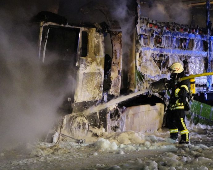 LKW-Brand auf A7 – Bacardi und Cola in Vollbrand LKW-Brand auf A7 – Bacardi und Cola in Vollbrand