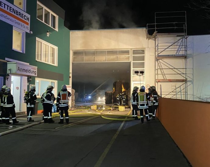 Hersfeld: Altpapier-Ballen brannten in Halle