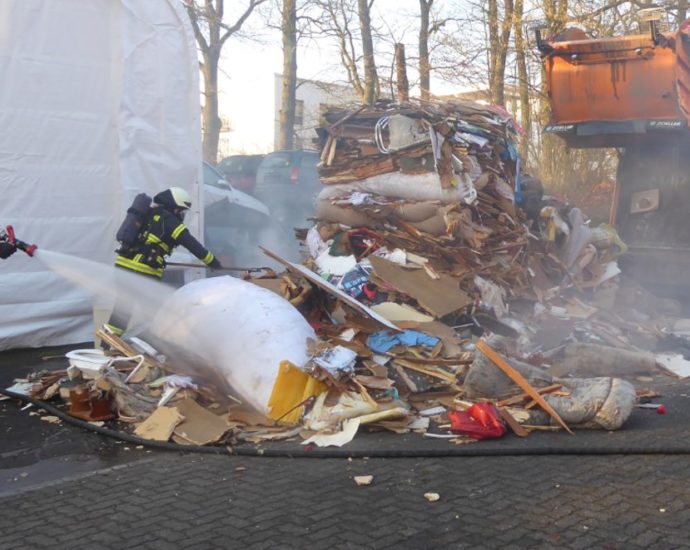 KS: Brennener Müllwagen fährt zur Feuerwache KS: Brennener Müllwagen fährt zur Feuerwache