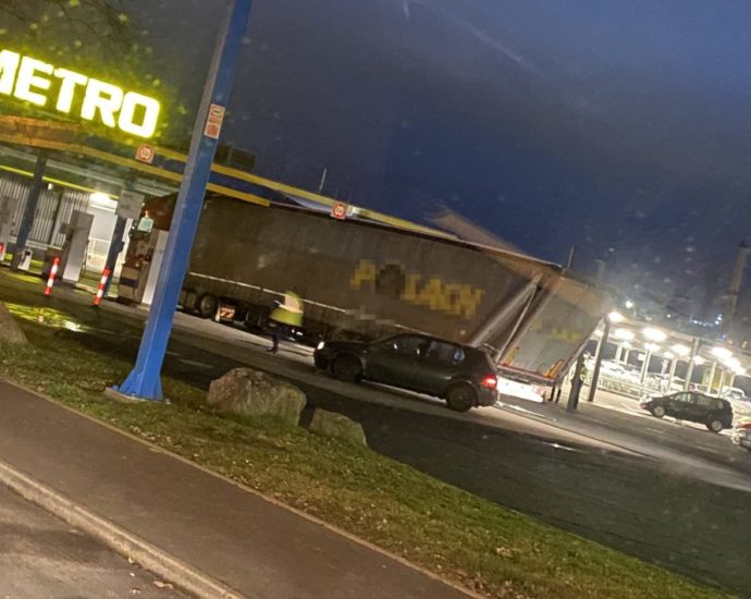 Kassel: LKW rammt Tankstellendach – 85.000 Euro Schaden Kassel: LKW rammt Tankstellendach – 85.000 Euro Schaden