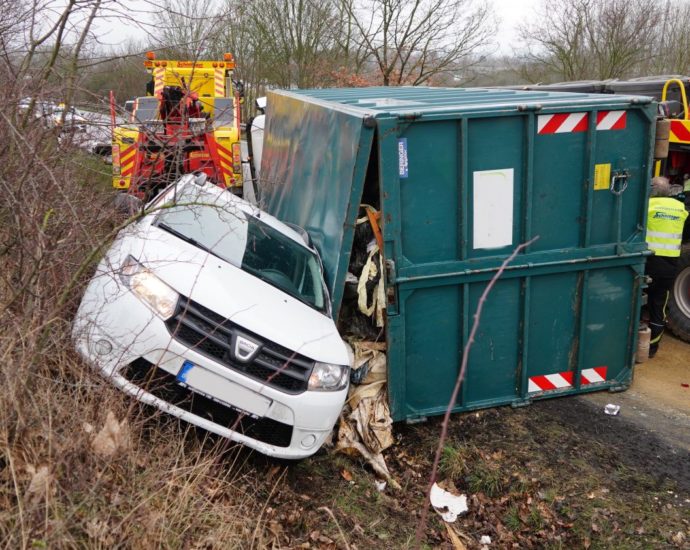 LKW kippt in A49 Ausfahrt um – PKW-Fahrer musste ausweichen LKW kippt in A49 Ausfahrt um – PKW-Fahrer musste ausweichen