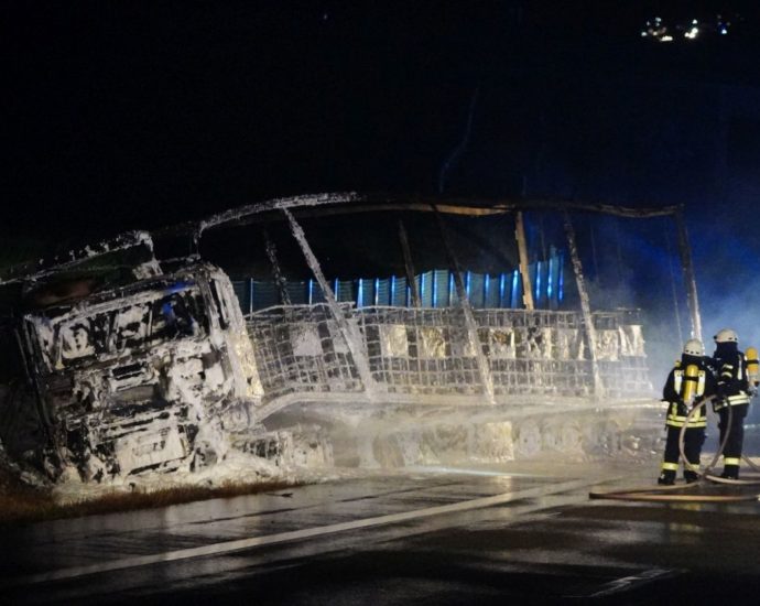Gefahrgut LKW brannte auf A7 bei Melsungen – 150 Einsatzkräfte im Einsatz (VIDEO) Gefahrgut LKW brannte auf A7 bei Melsungen – 150 Einsatzkräfte im Einsatz (VIDEO)