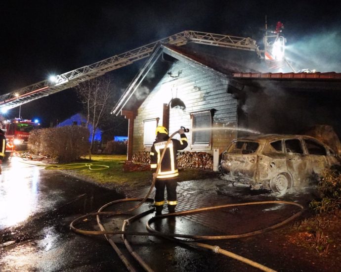 Wohnhausbrand in Naumburg – Autos brannten unter Carport Wohnhausbrand in Naumburg – Autos brannten unter Carport