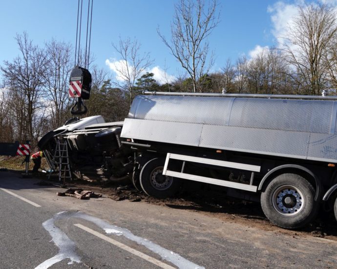 Sturmtief Ylenia über Nordhessen – Milch-LKW von Windböe erfasst und umgekippt Sturmtief Ylenia über Nordhessen – Milch-LKW von Windböe erfasst und umgekippt
