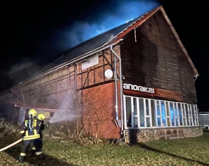 Während einer Karnevalsfeier – Scheunendach fängt Feuer Während einer Karnevalsfeier – Scheunendach fängt Feuer