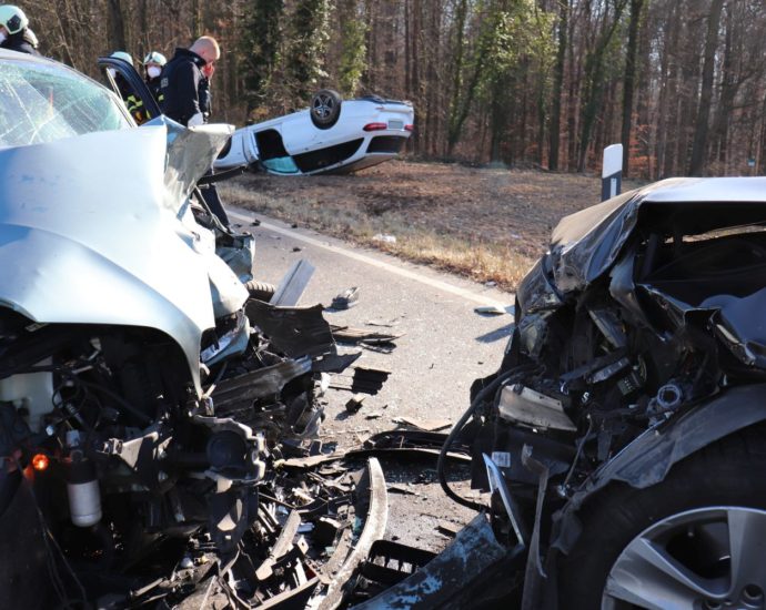 Schwerer Unfall bei Fuldabrück – Drei Verletzte Schwerer Unfall bei Fuldabrück – Drei Verletzte