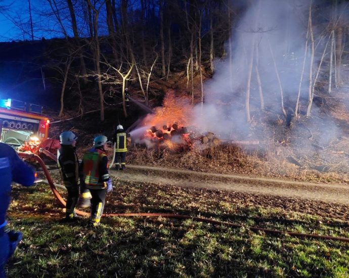Heli: Holzstapelbrand greift auf Unterholz über Heli: Holzstapelbrand greift auf Unterholz über