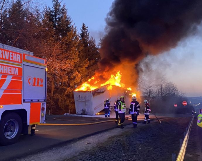 A7: Sattelauflieger mit Elektroschrott stand mehreren Stunden im Vollbrand A7: Sattelauflieger mit Elektroschrott stand mehreren Stunden im Vollbrand