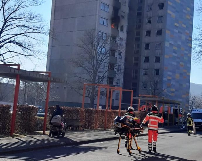 Hochhausbrand in Kassel: Balkon brannte im 6. Stock Hochhausbrand in Kassel: Balkon brannte im 6. Stock