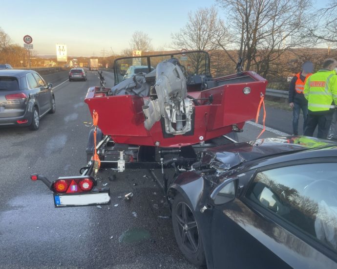 A44: PKW kracht in Bootsanhänger – 90.000 Euro Sachschaden A44: PKW kracht in Bootsanhänger – 90.000 Euro Sachschaden