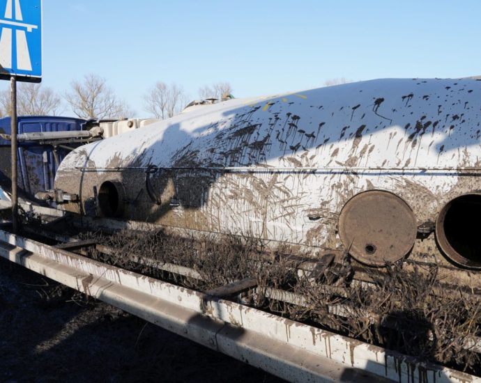 B7 auf die A7 – Gülle-LKW kippt bei Kassel um B7 auf die A7 – Gülle-LKW kippt bei Kassel um