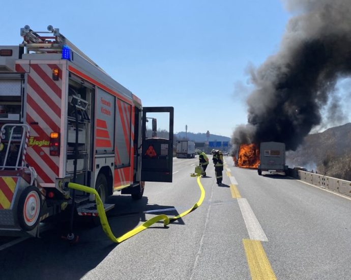 Kleintransporter auf A7 ausgebrannt