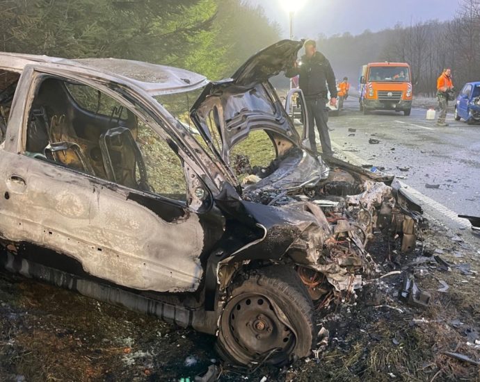 B253 Spiegelglatt – PKW brennt nach Frontalzusammenstoß aus