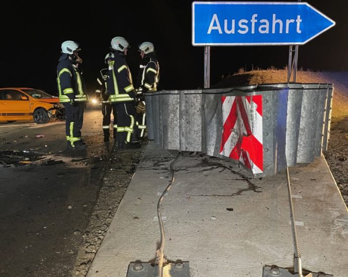 A 49 bei Neuental – PKW kracht frontal in Aufprallschutz (VIDEO)